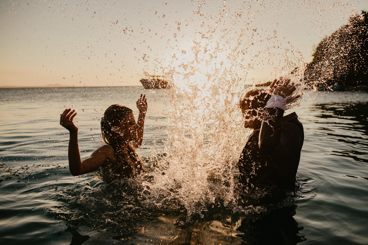 casal-se-molhando-fotografia-de-marcus-ribeiro-fotografo-de-casamento-rj-buzios