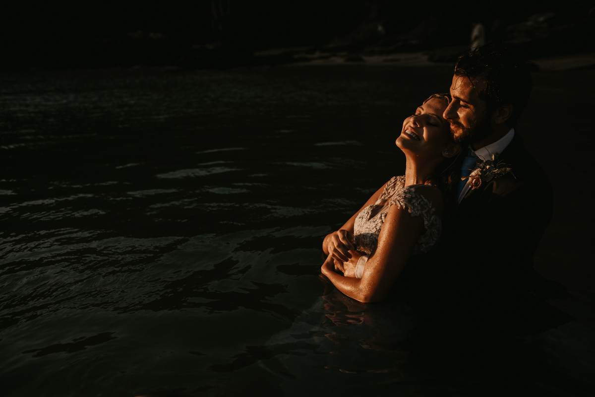 casal-se-abraçando-na-agua-fotografia-de-marcus-ribeiro-fotografo-de-casamento-rj-buzios