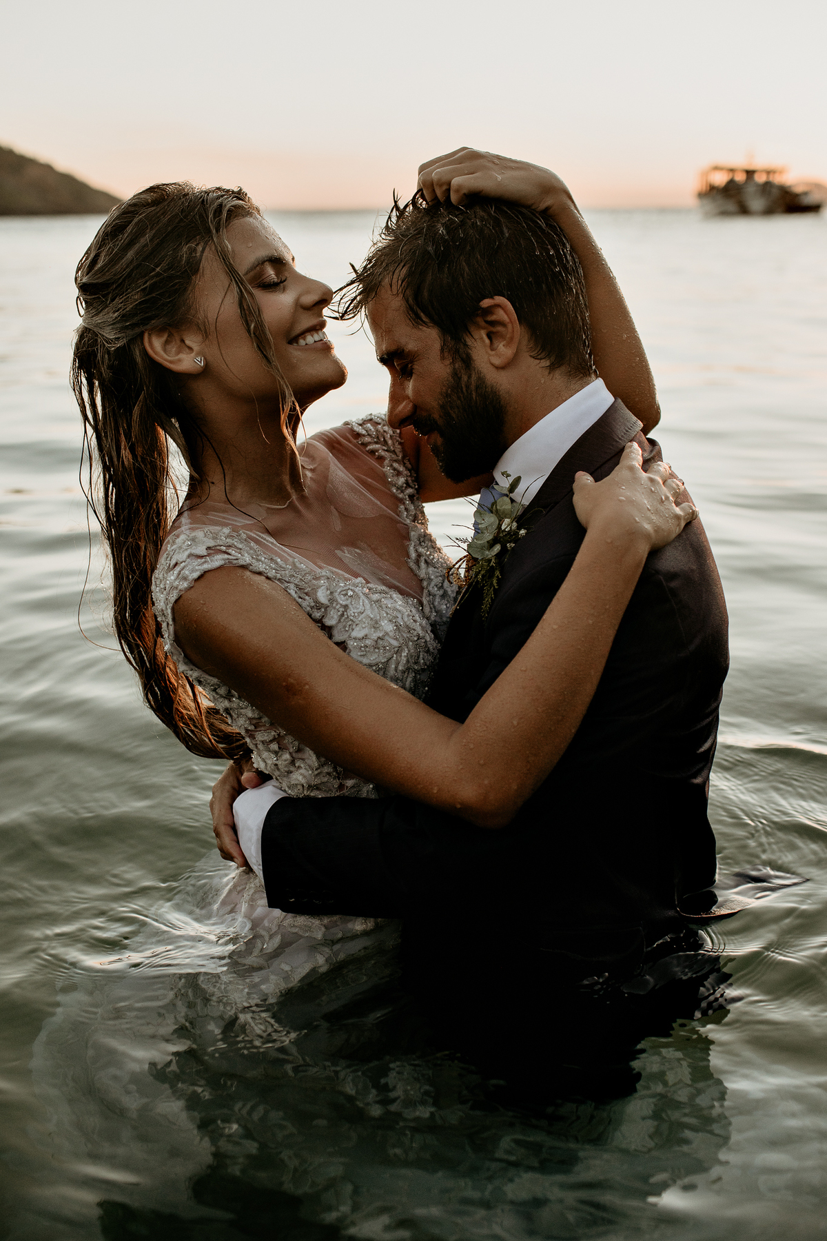 ensaio-de-casal-em-buzios-casal-se-beijando-fotografia-de-marcus-ribeiro-fotografo-de-casamento-rj-buzios