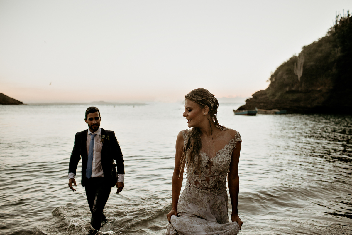 por-sol-praia-casal-fotografia-de-marcus-ribeiro-fotografo-de-casamento-rj-buzios