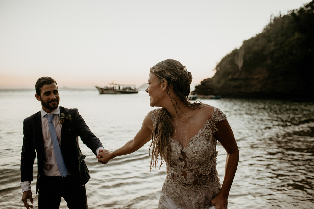 por-sol-praia-casal-fotografia-de-marcus-ribeiro-fotografo-de-casamento-rj-buzios