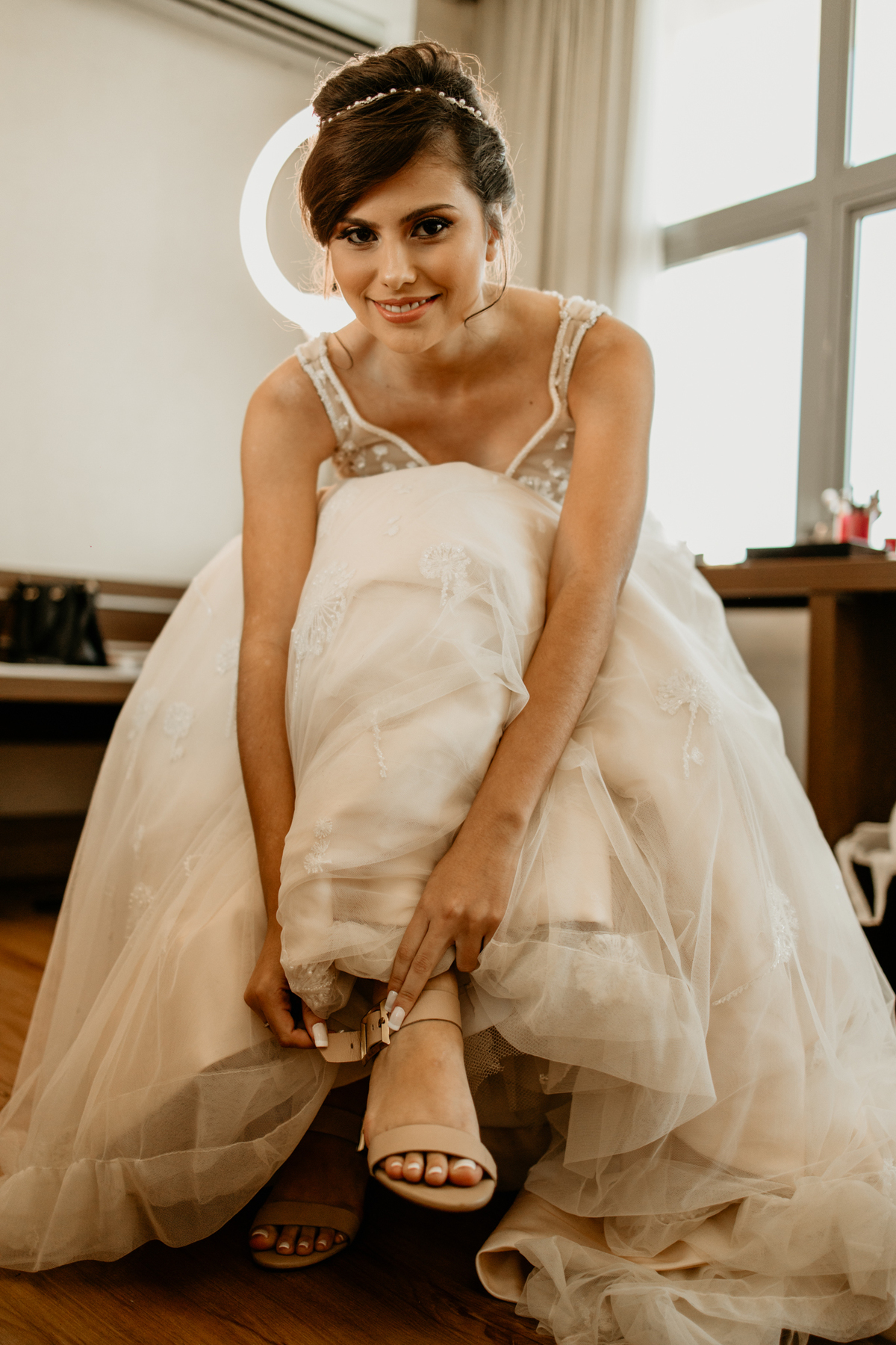 Noiva-calçando-sapado-hotel-prodigy