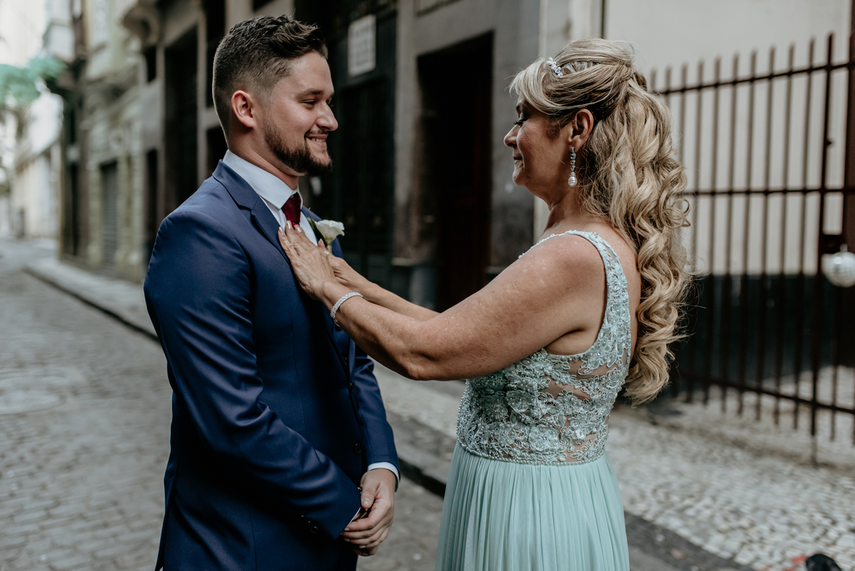 noivo-e-mae-se-arrumando