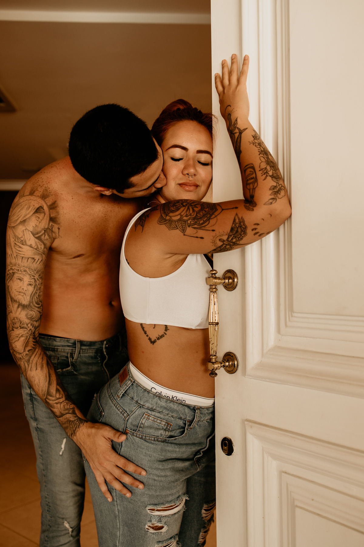 ensaio-casal-se-abraçando-em-casa-fotos-feitas-por-marcus-ribeiro-fotografo-de-casamento-rj