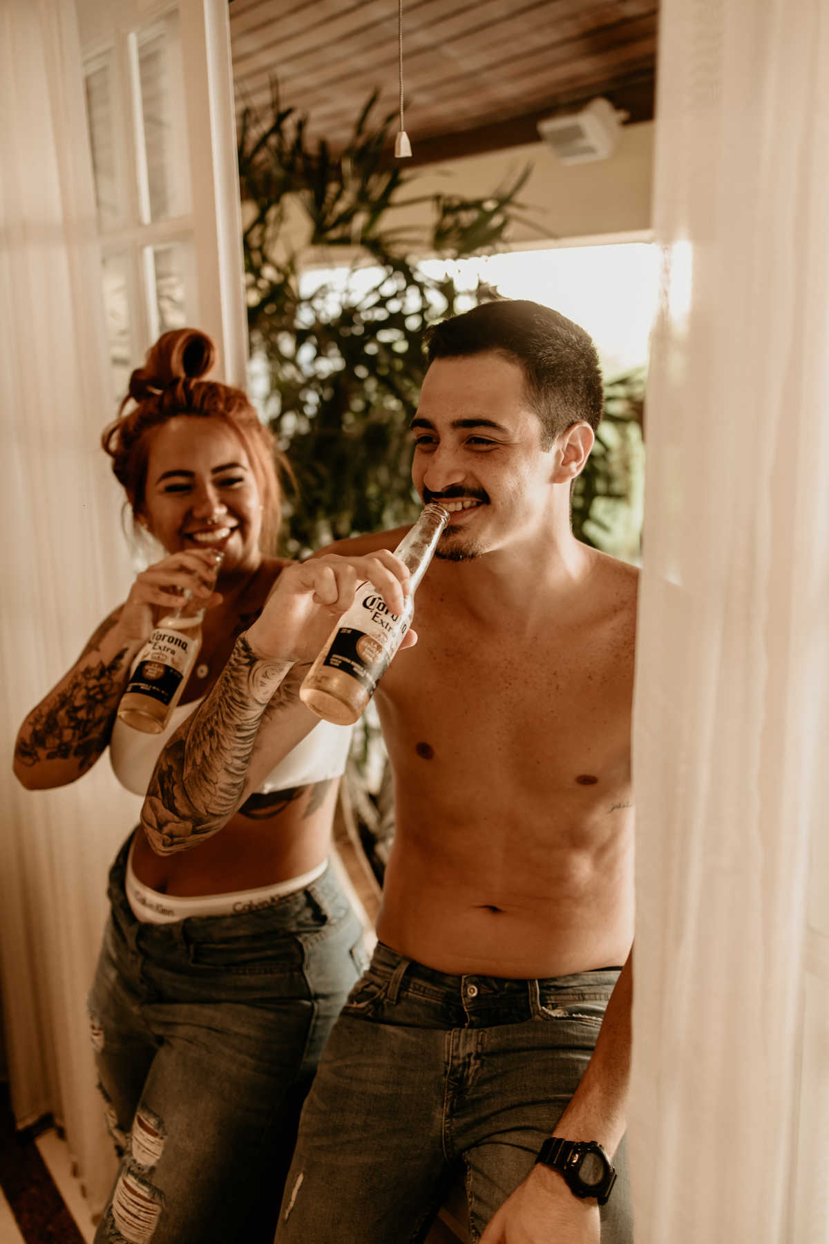 ensaio-casal-bebendo-cerveja-em-casa-fotos-feitas-por-marcus-ribeiro-fotografo-de-casamento-rj