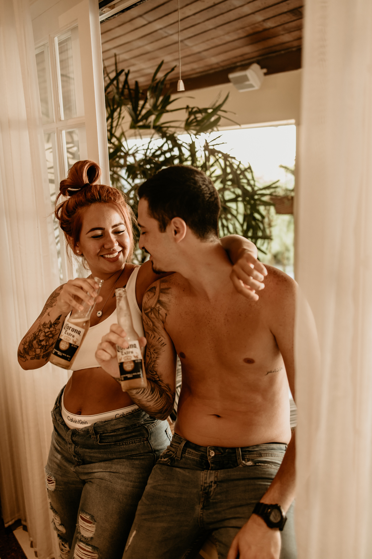 ensaio-casal-bebendo-cerveja-em-casa-fotos-feitas-por-marcus-ribeiro-fotografo-de-casamento-rj