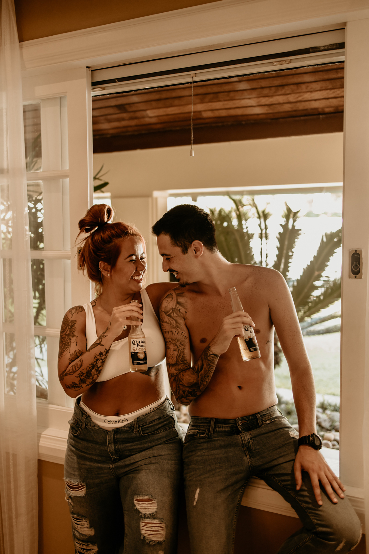 ensaio-casal-bebendo-cerveja-em-casa-fotos-feitas-por-marcus-ribeiro-fotografo-de-casamento-rj