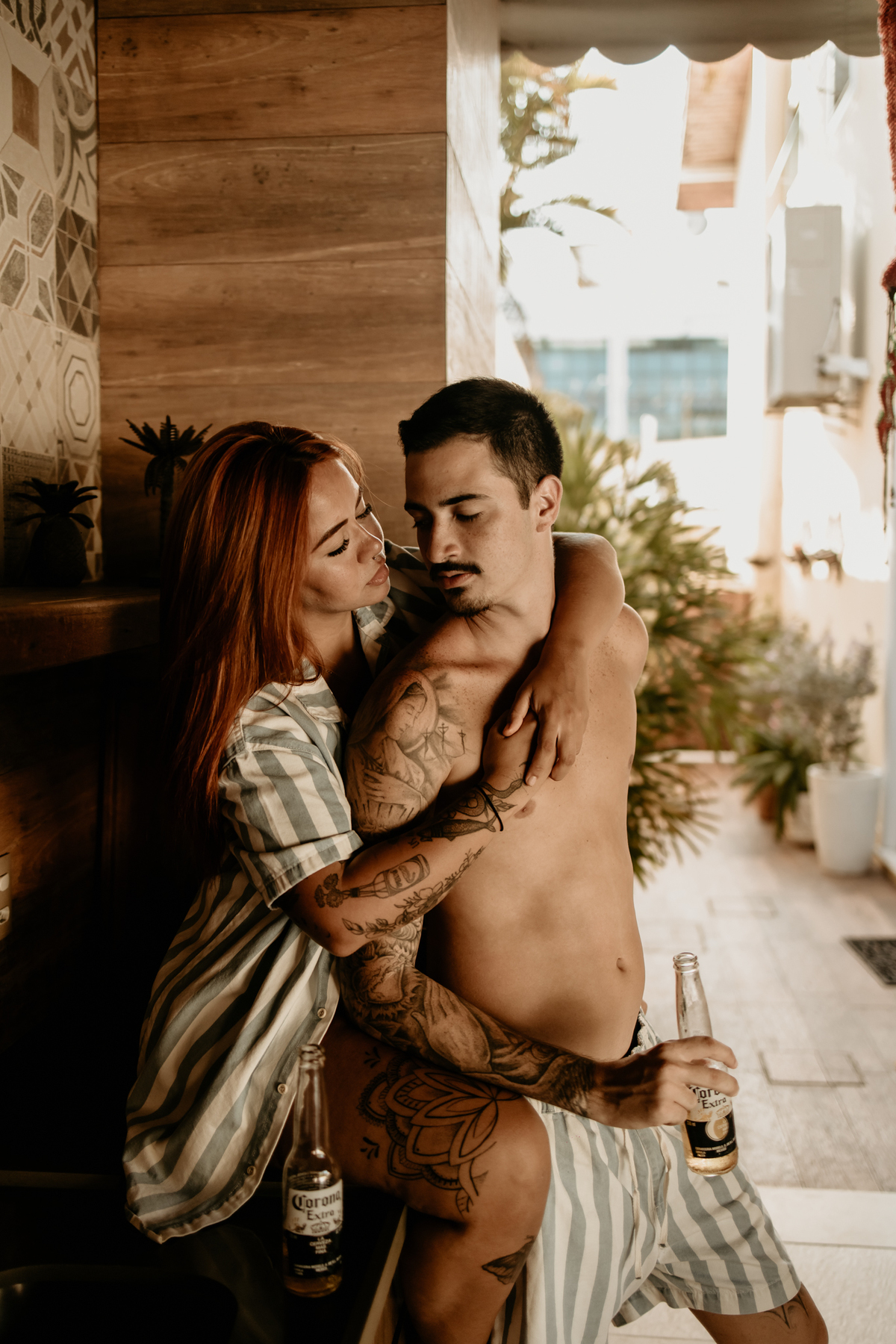 ensaio-casal-bebendo-cerveja-em-casa-fotos-feitas-por-marcus-ribeiro-fotografo-de-casamento-rj