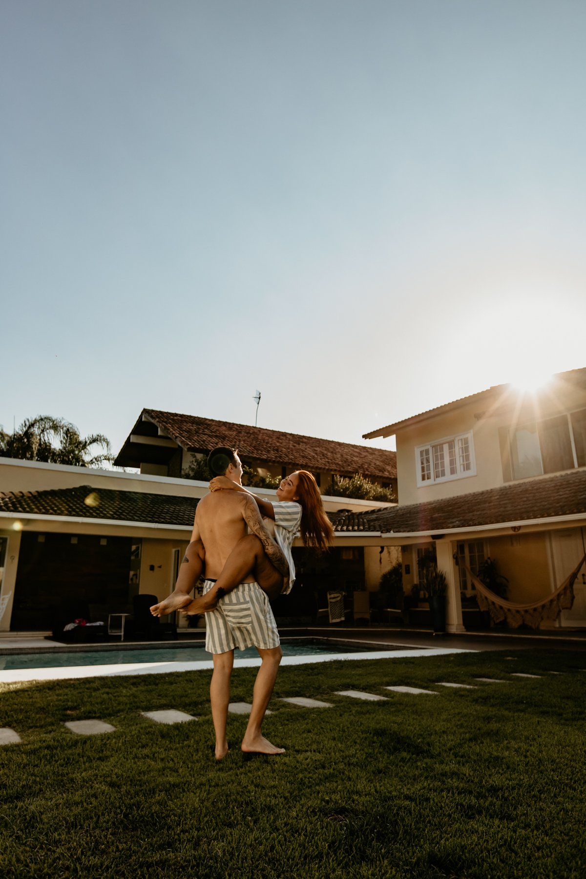 ensaio-casal-brincando-com-cachorro-em-casa-fotos-feitas-por-marcus-ribeiro-fotografo-de-casamento-rj