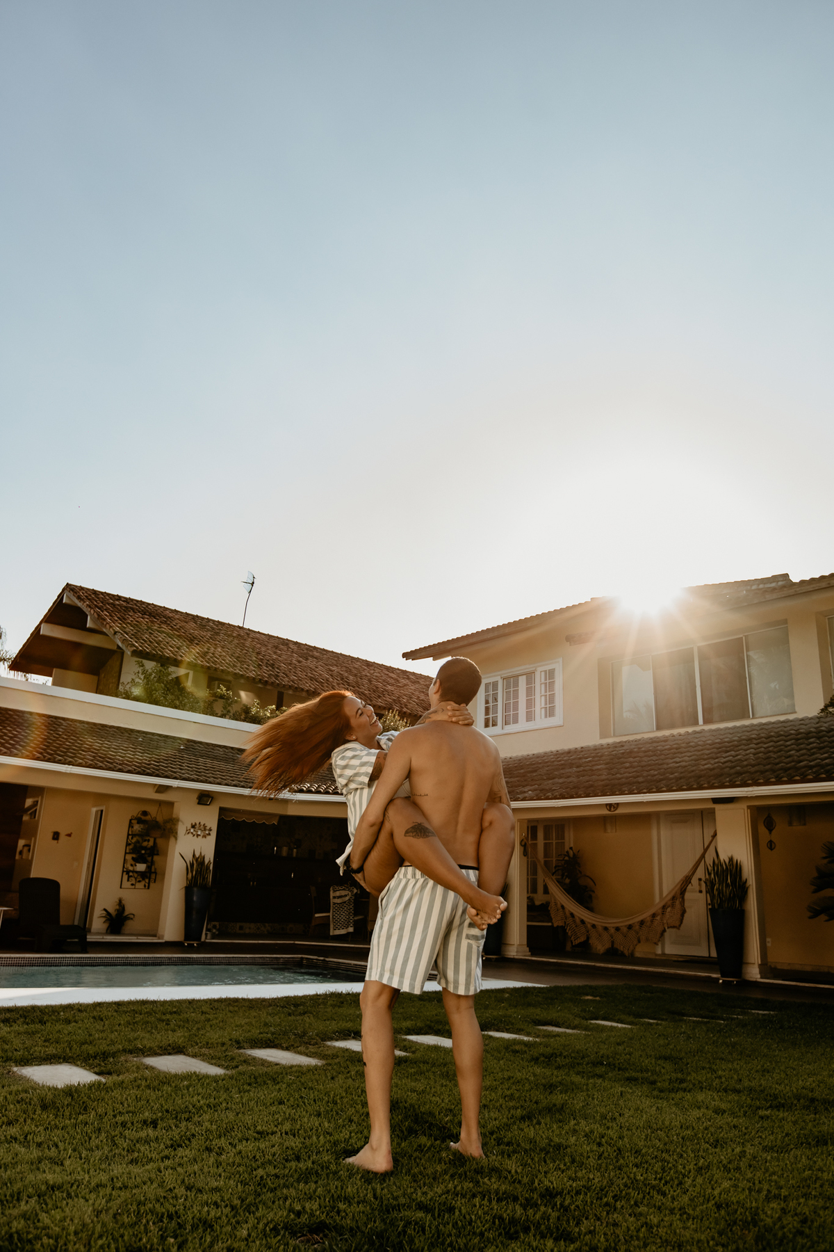 ensaio-casal-brincando-com-cachorro-em-casa-fotos-feitas-por-marcus-ribeiro-fotografo-de-casamento-rj