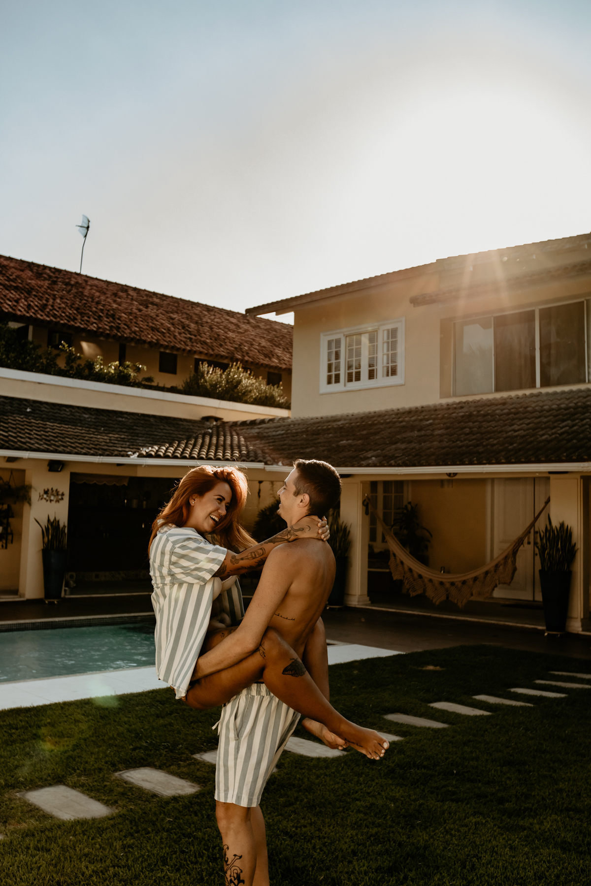 ensaio-casal-brincando-com-cachorro-em-casa-fotos-feitas-por-marcus-ribeiro-fotografo-de-casamento-rj