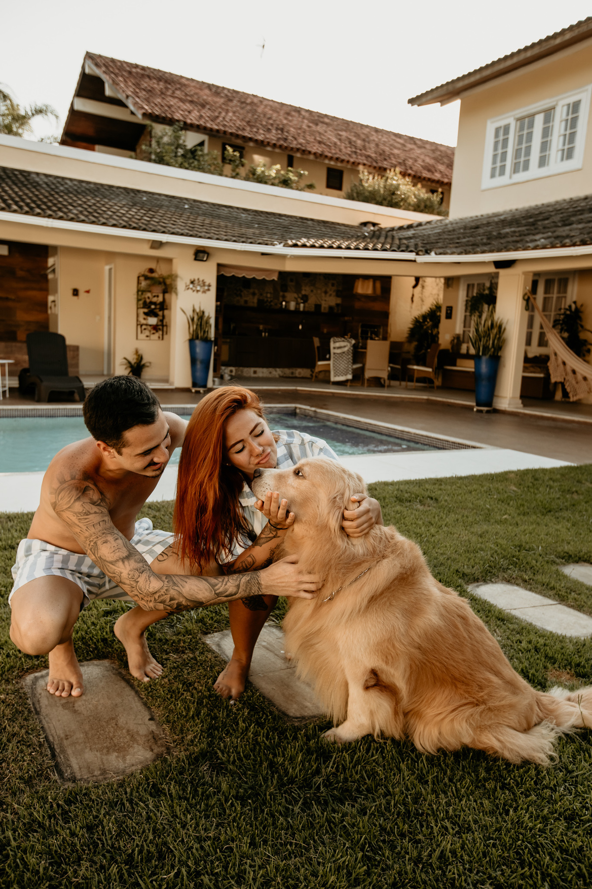 ensaio-casal-brincando-com-cachorro-em-casa-fotos-feitas-por-marcus-ribeiro-fotografo-de-casamento-rj