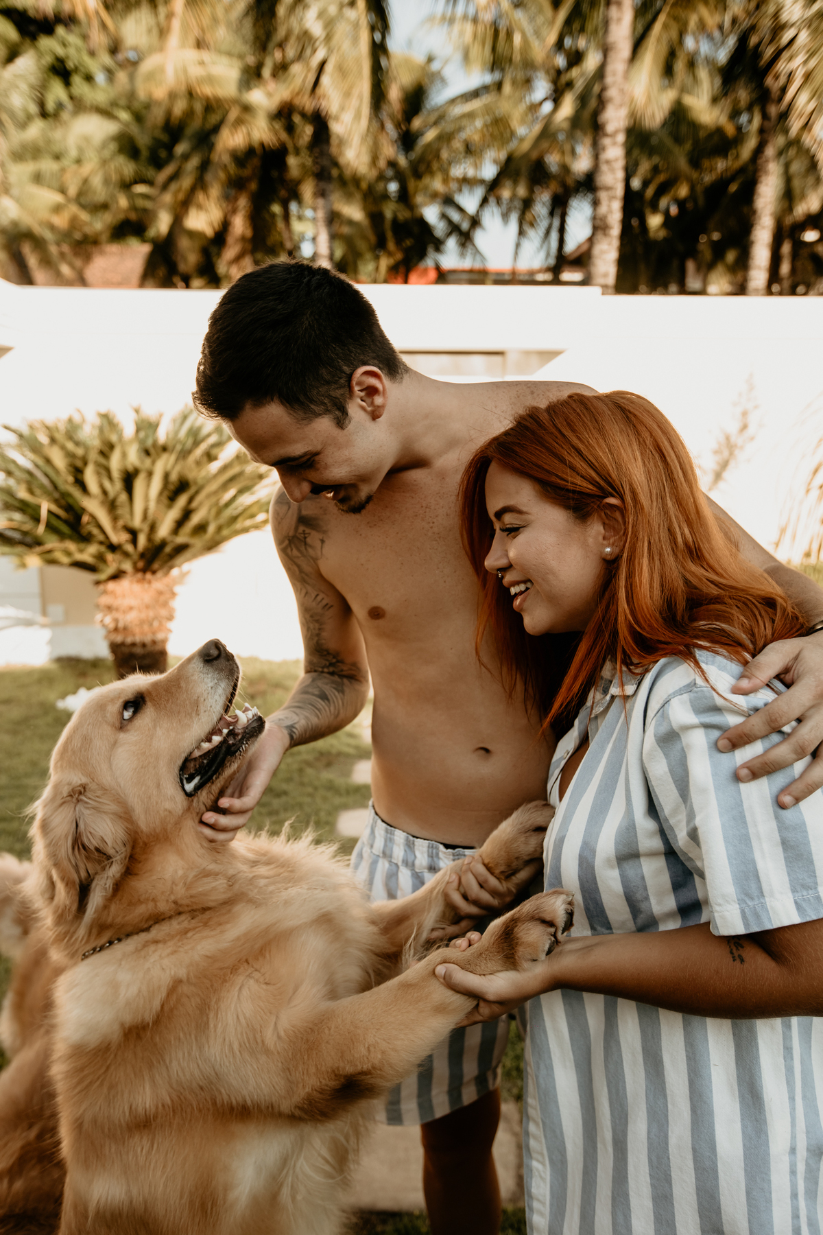 ensaio-casal-brincando-com-cachorro-em-casa-fotos-feitas-por-marcus-ribeiro-fotografo-de-casamento-rj