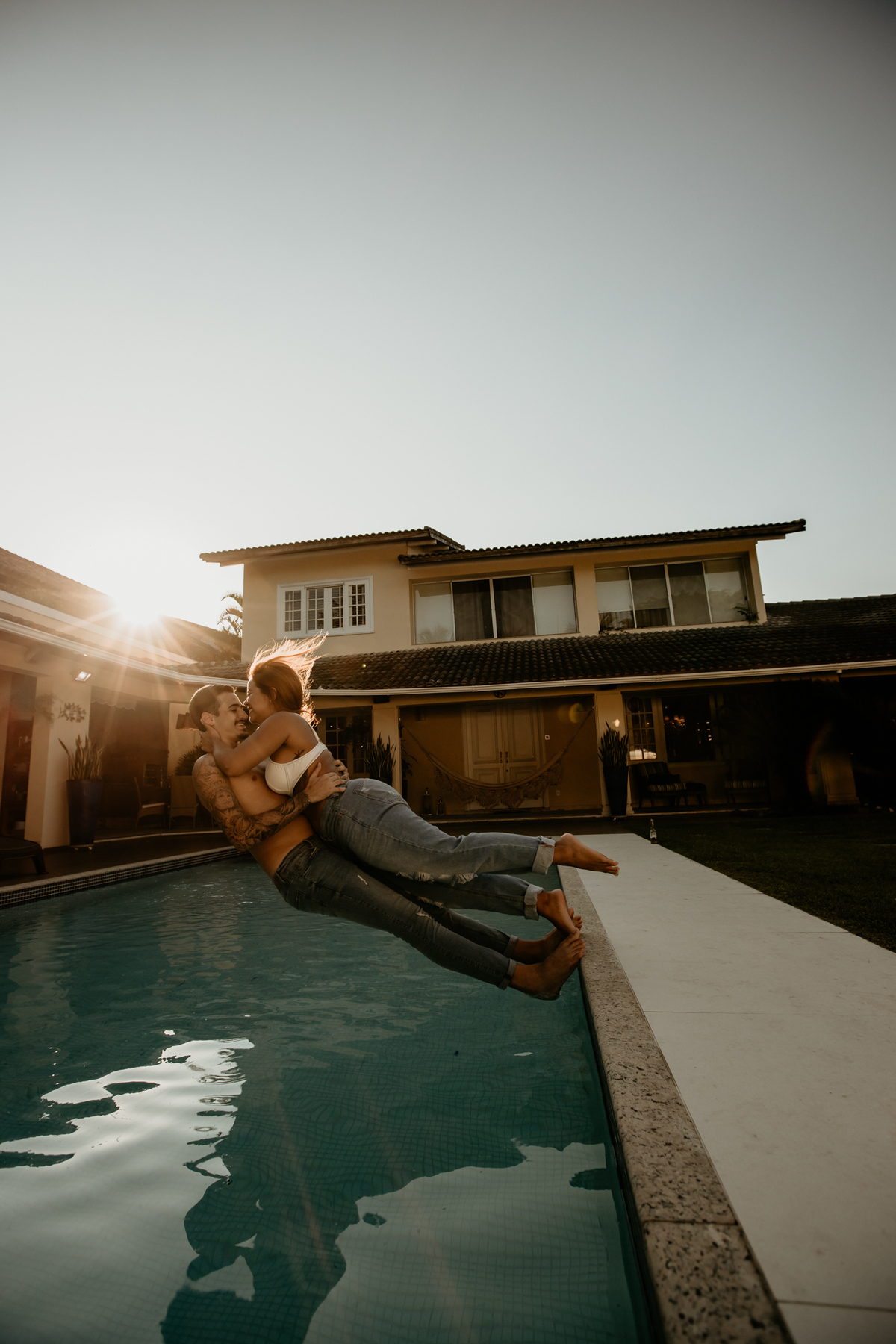 ensaio-casal-na-piscina-em-casa-fotos-feitas-por-marcus-ribeiro-fotografo-de-casamento-rj