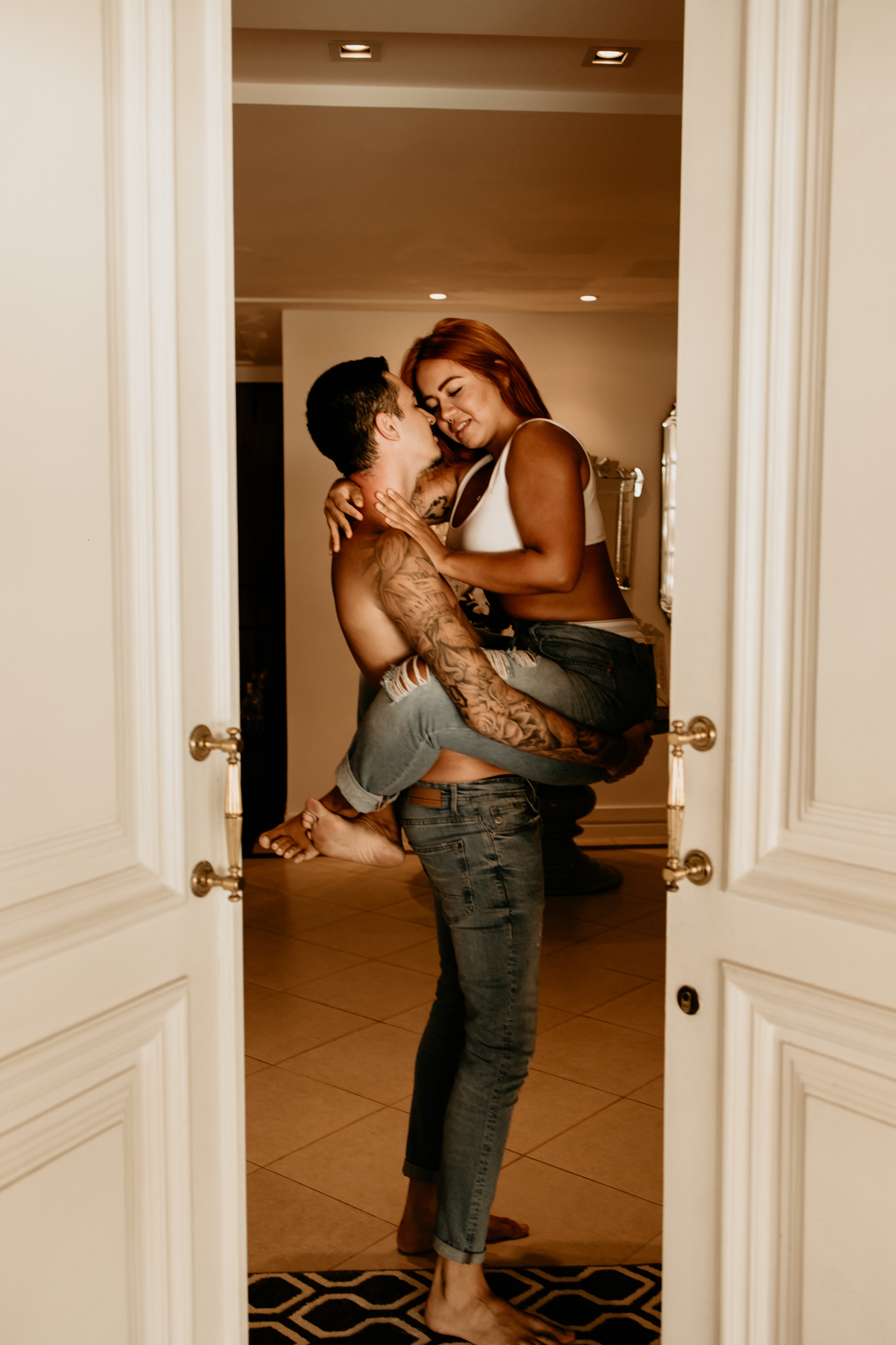 ensaio-casal-se-abraçando-em-casa-fotos-feitas-por-marcus-ribeiro-fotografo-de-casamento-rj