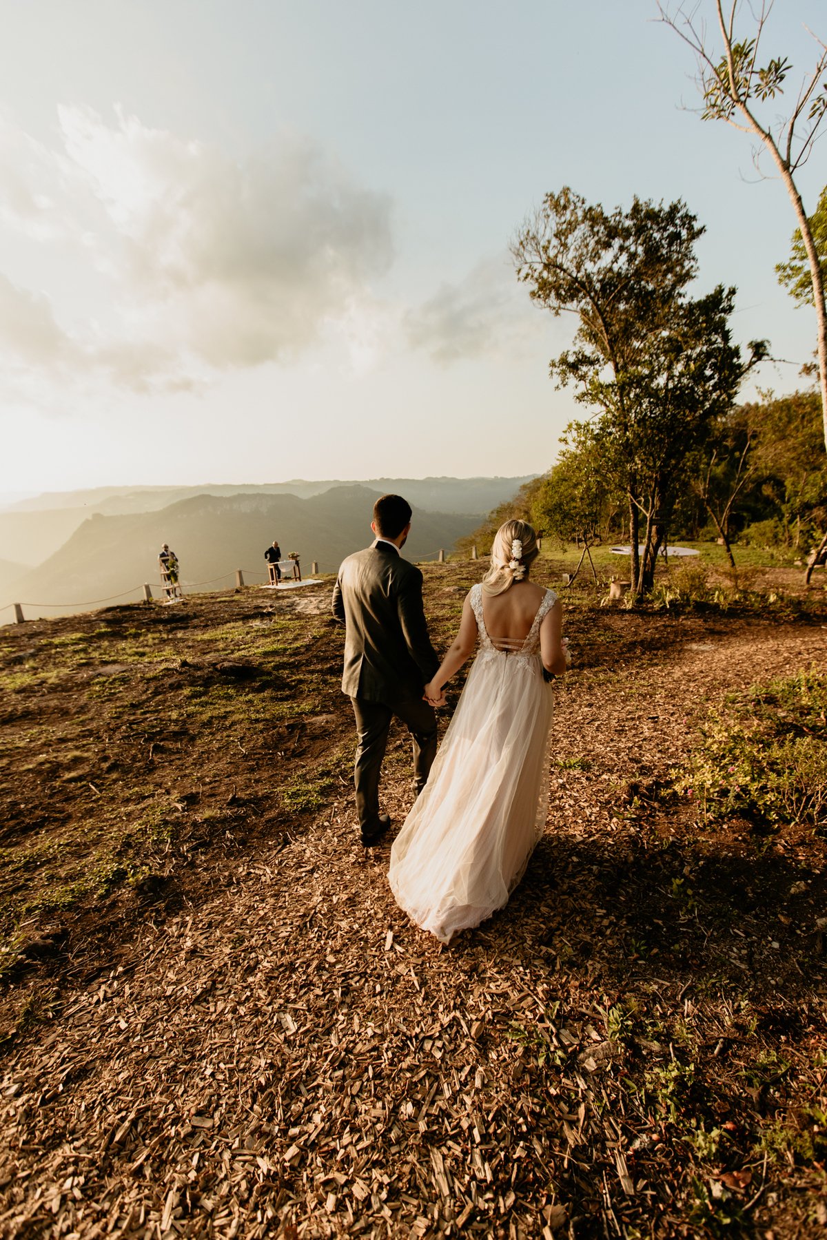 noivos entrando elopment wedding em gramado