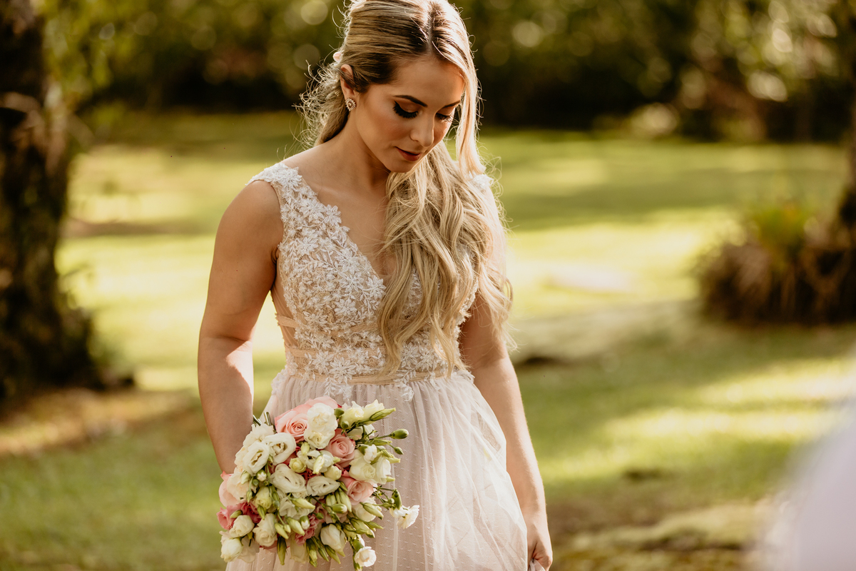 noiva com buque de noivo no making of em gramado rs