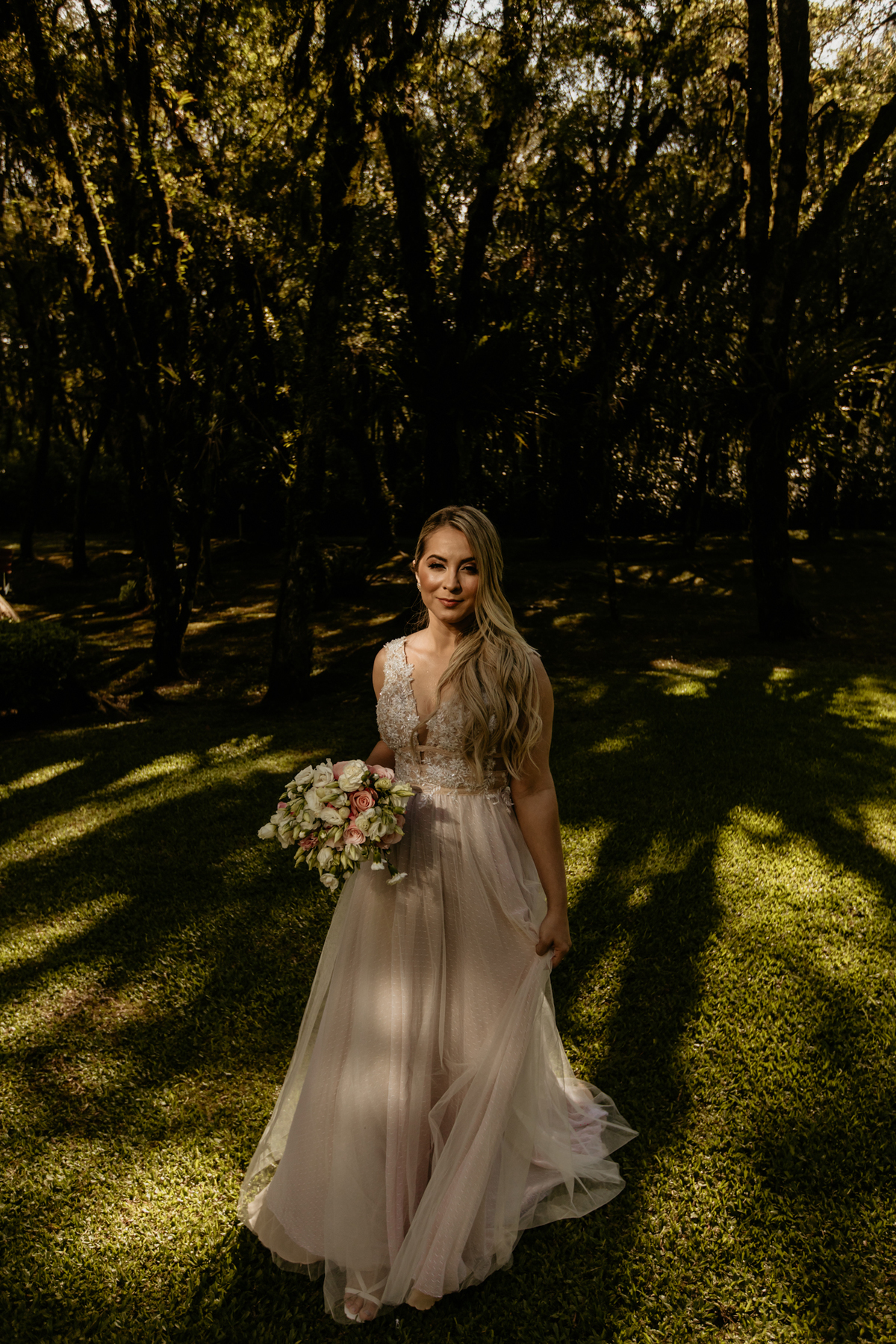 noiva com buque de noivo no making of em gramado rs