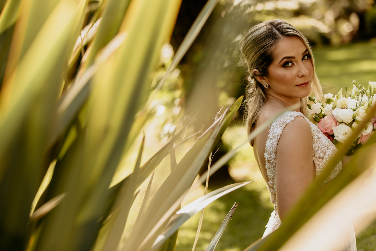 noiva com buque de noivo no making of em gramado rs