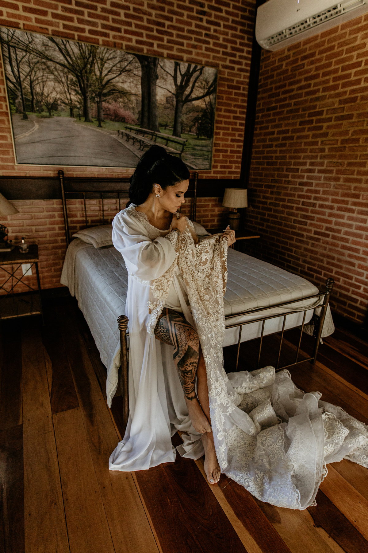 noiva tatuada com vestido