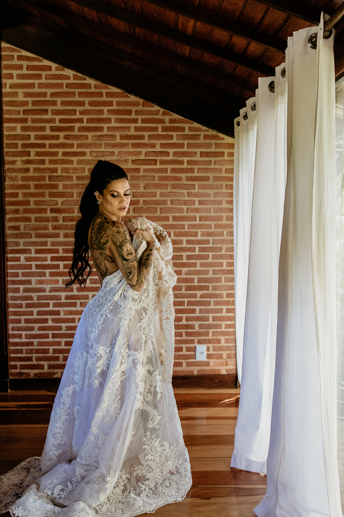 noiva tatuada se vestinmdo