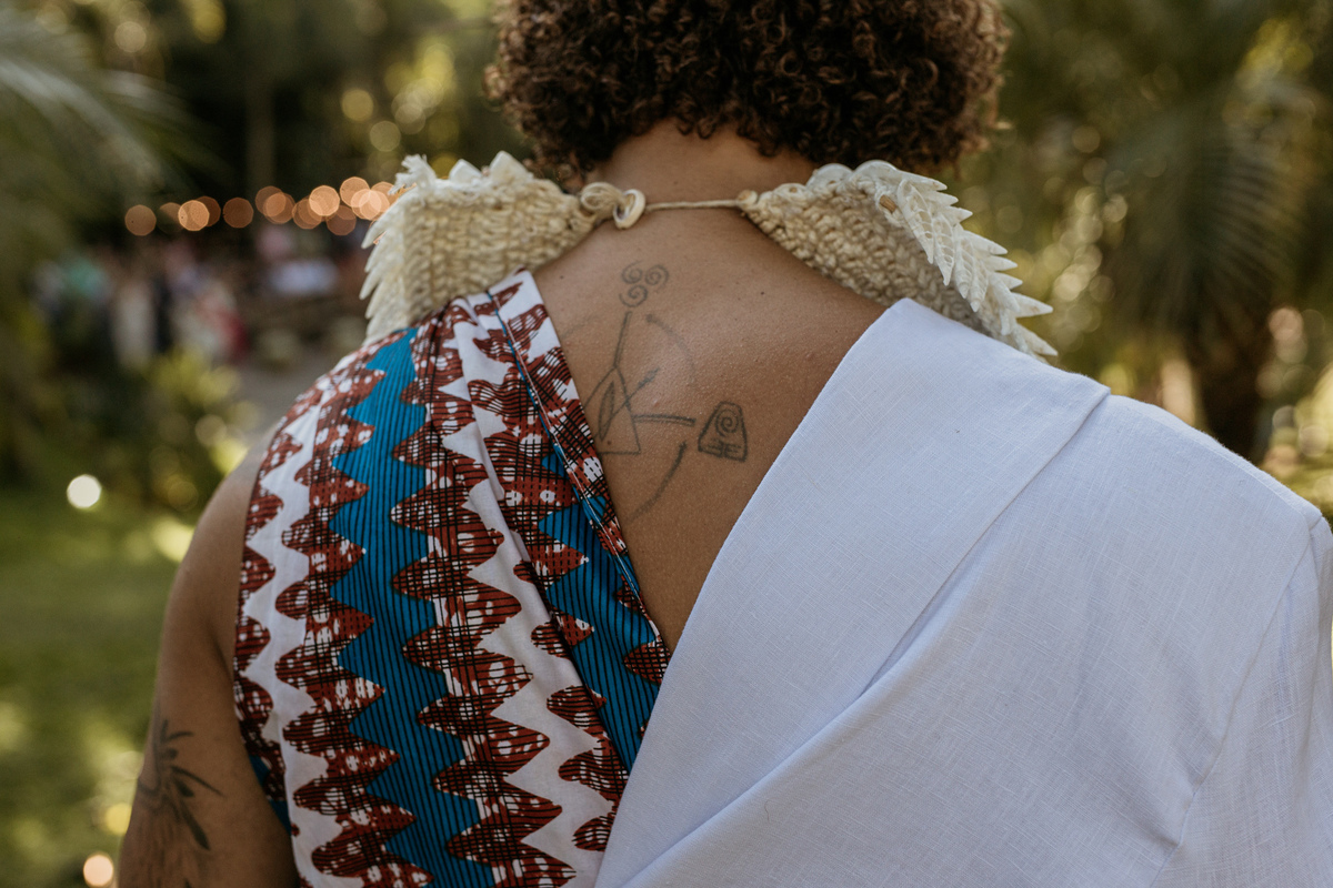 noivo com trajes africanos