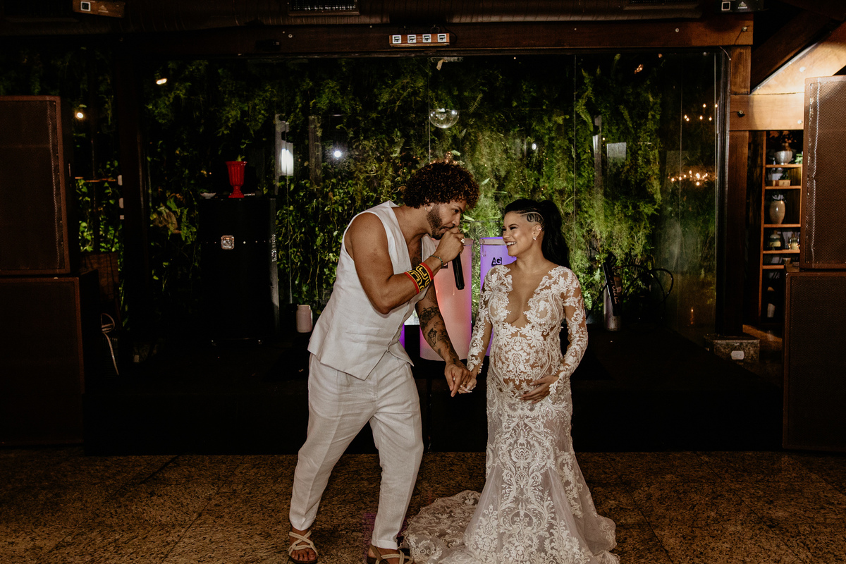 noivo dançando para noiva