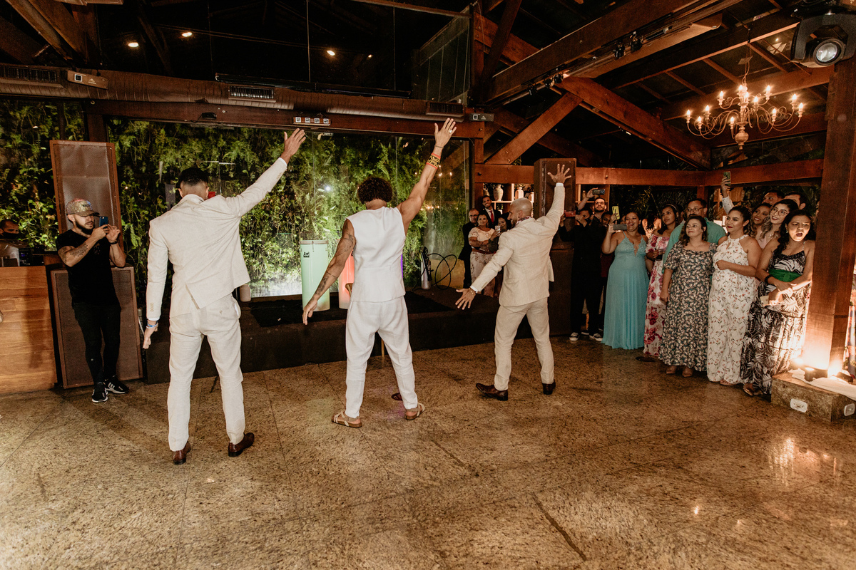 noivo dançando para noivo