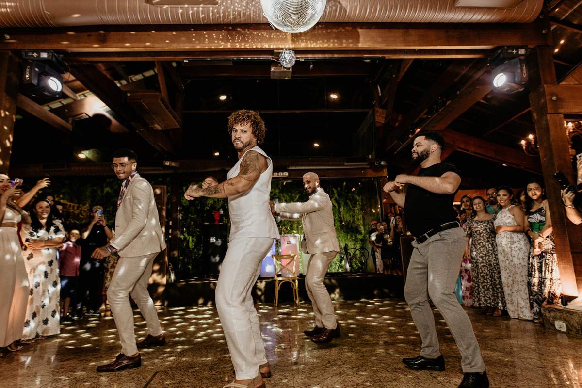 noivo dançando