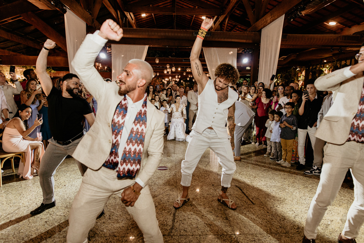 noivo dançando com padrinhos