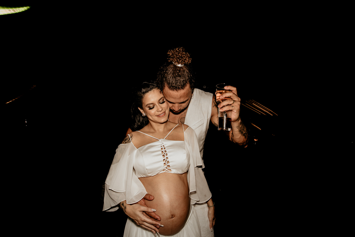 noiva gravida dançando