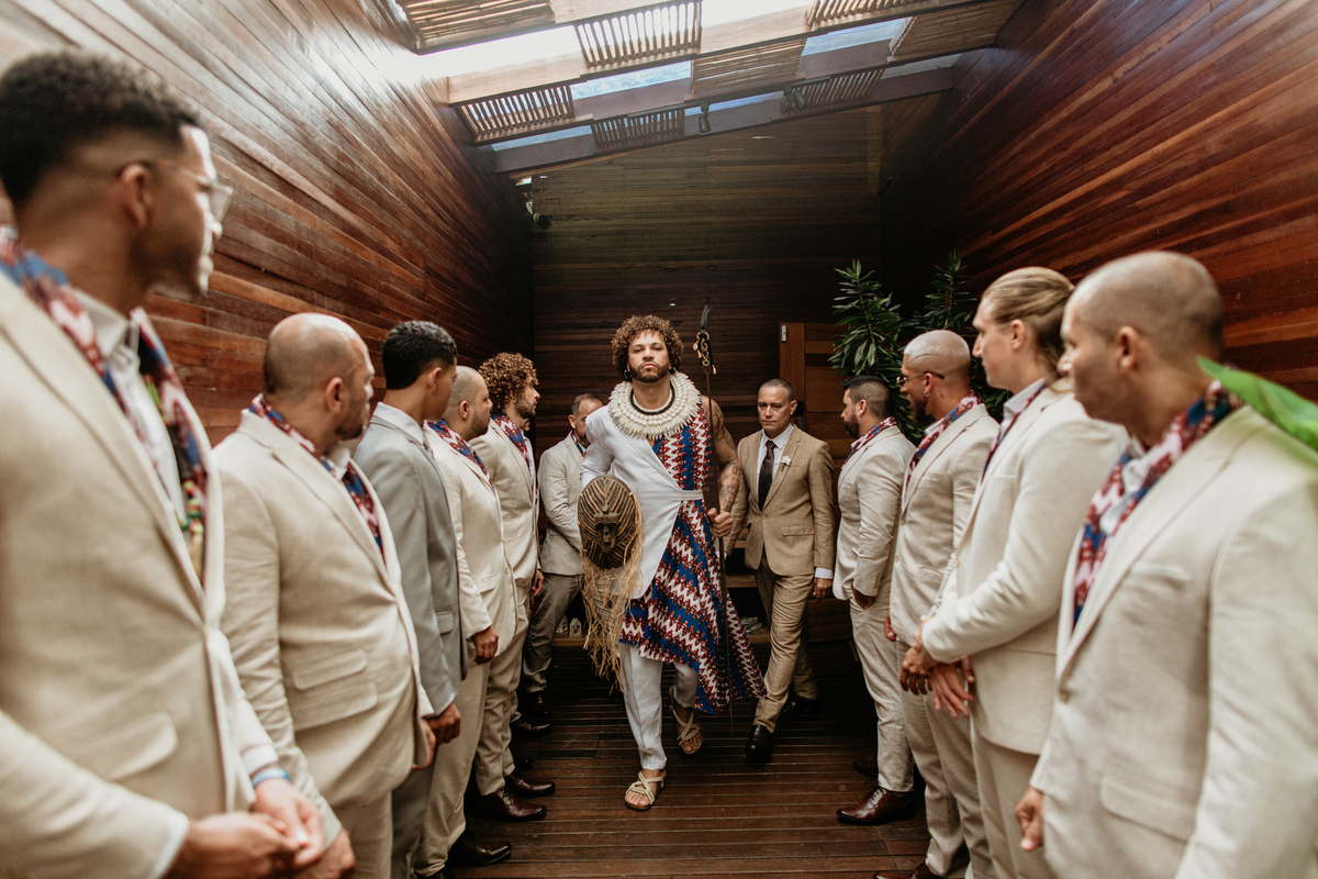 noivo com roupa afriacana