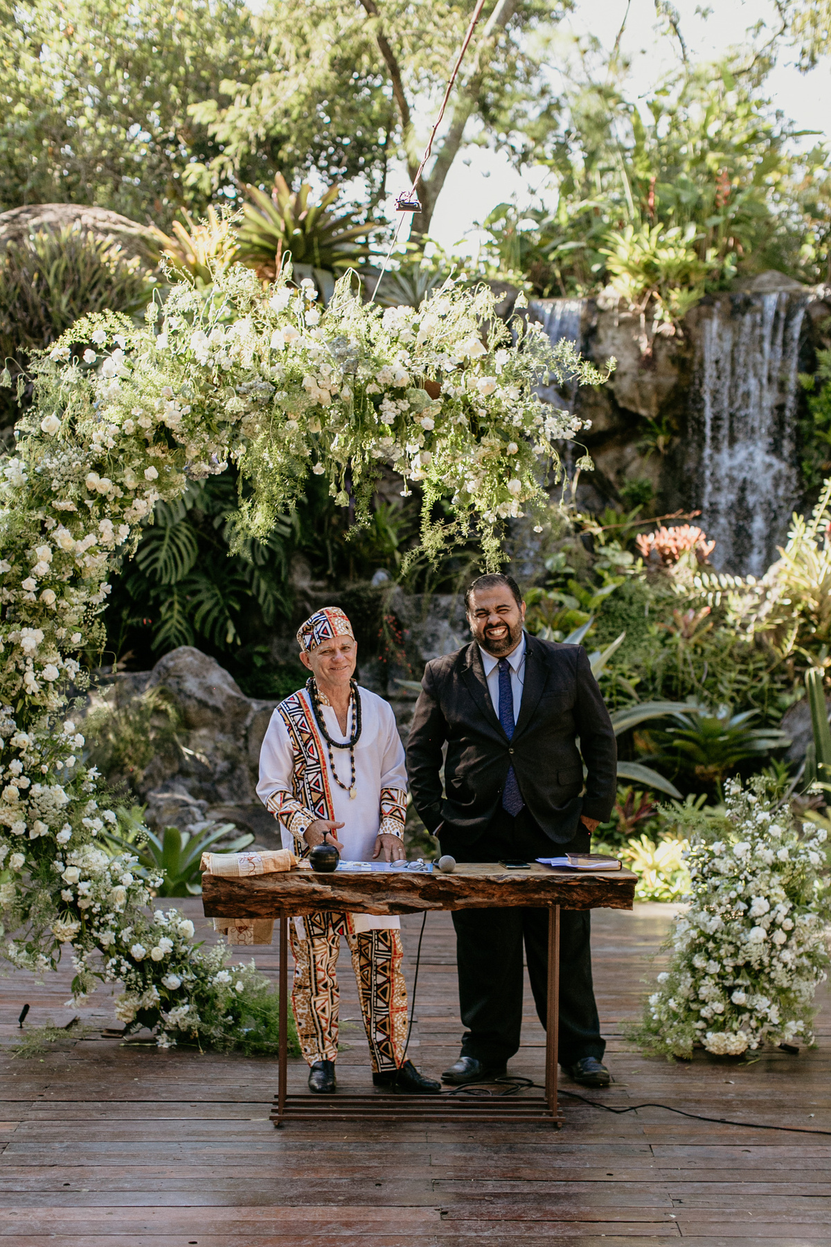 poastor e pai de santo celebrando um casamento