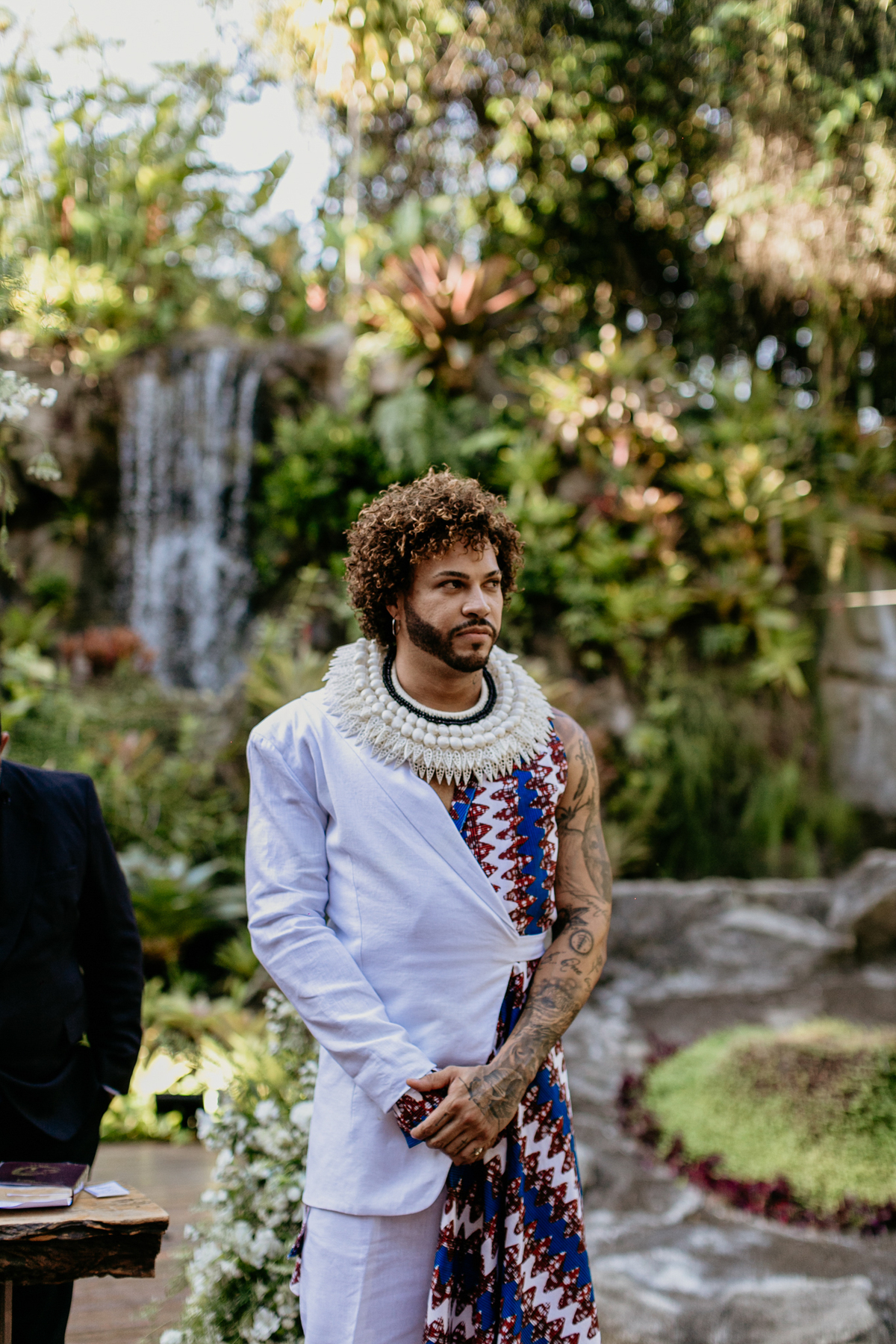 olhar do noivo para noiva na entrada dela