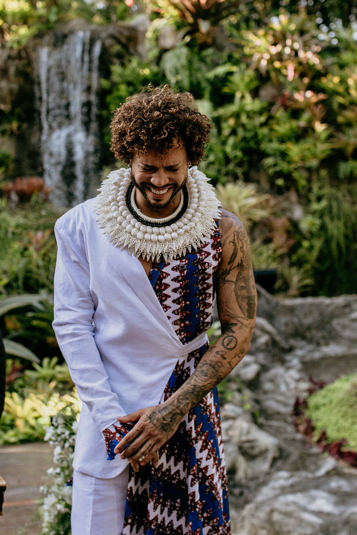 noivo chorando na entrada da noiva