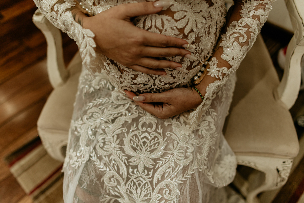 noiva com vestido gestante