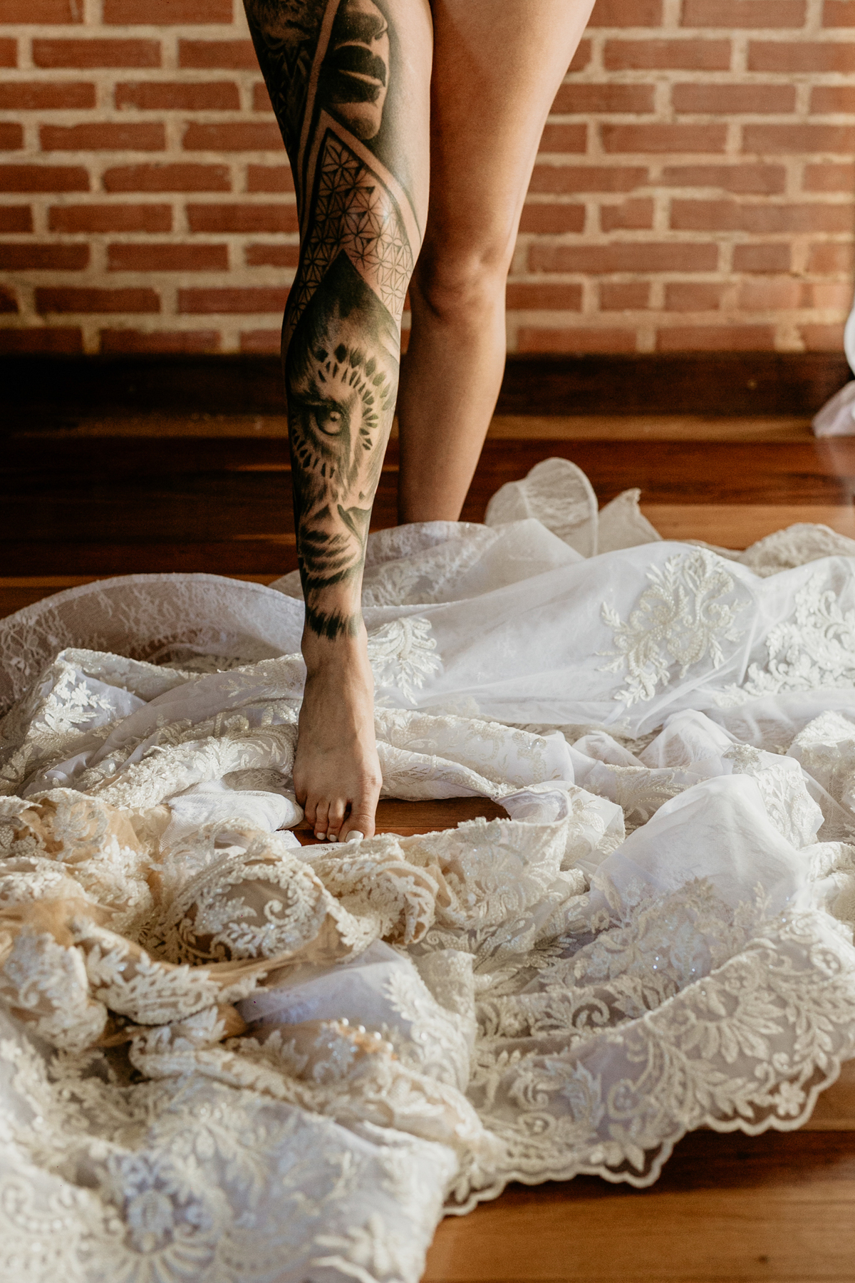 noiva colocando o vestido