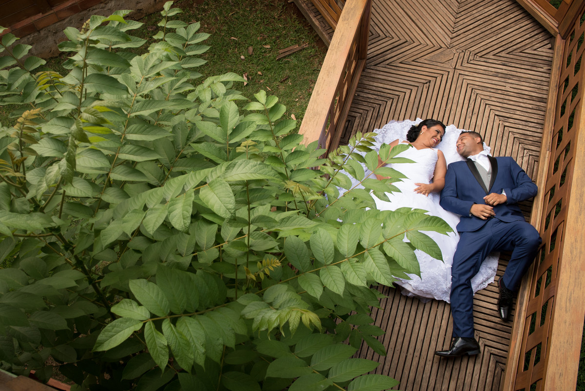 Deitados sobre o vestido