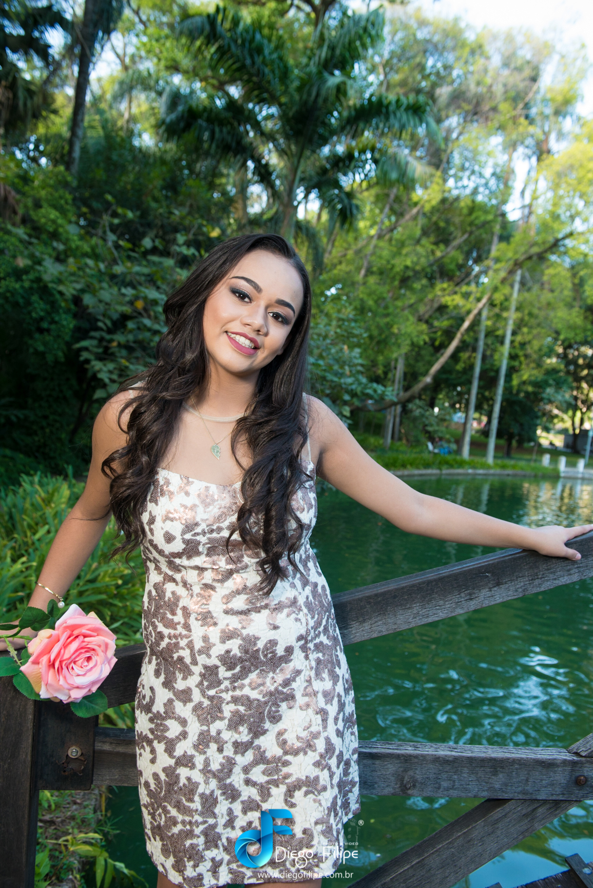 Segurando a rosa ao fundo da lagoa