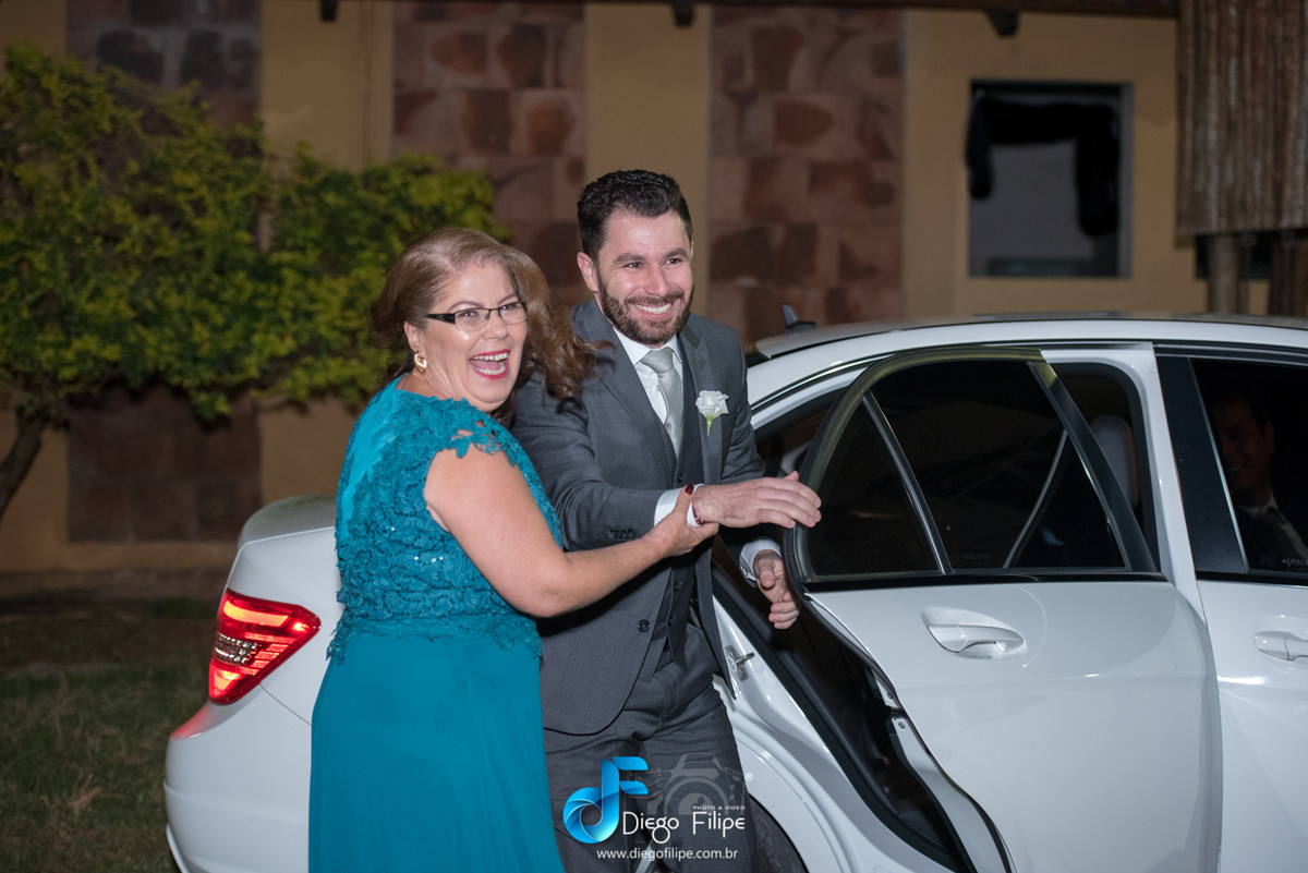 noivo saindo do carro