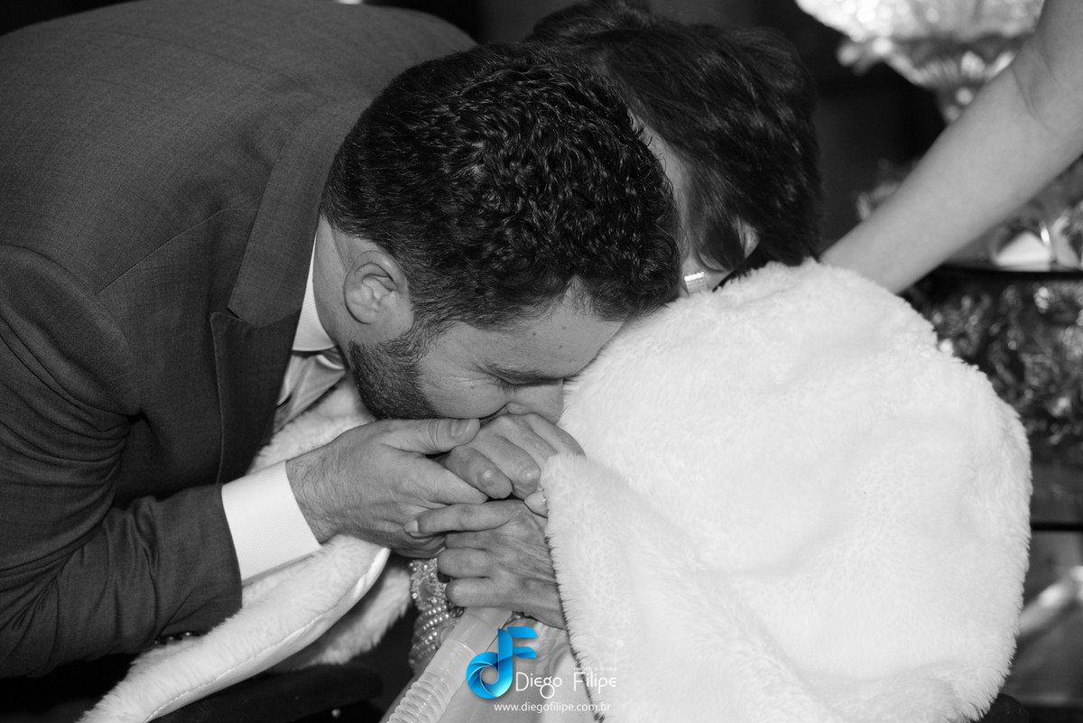 beijando as mãos da sogra