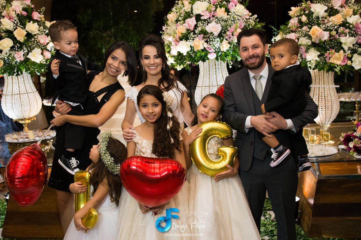 foto com noivinhos e daminhas