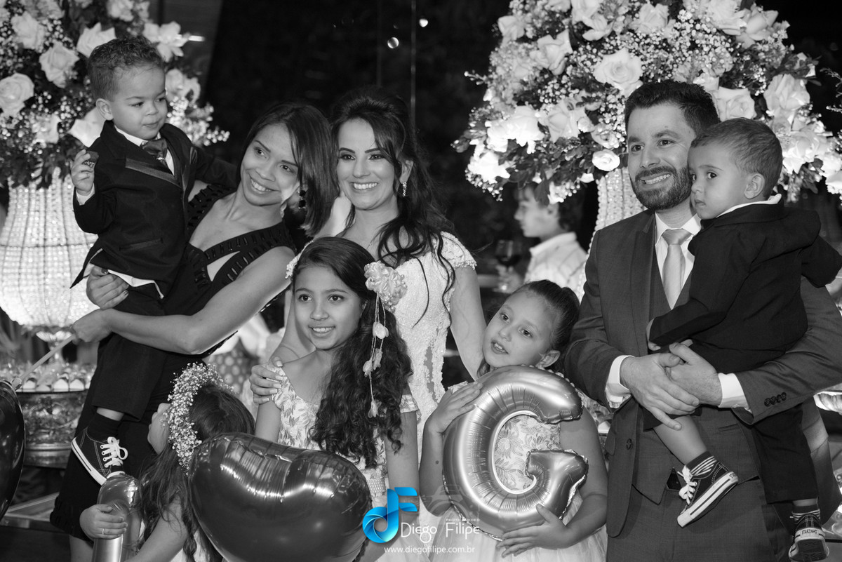 foto com noivinhos e daminhas