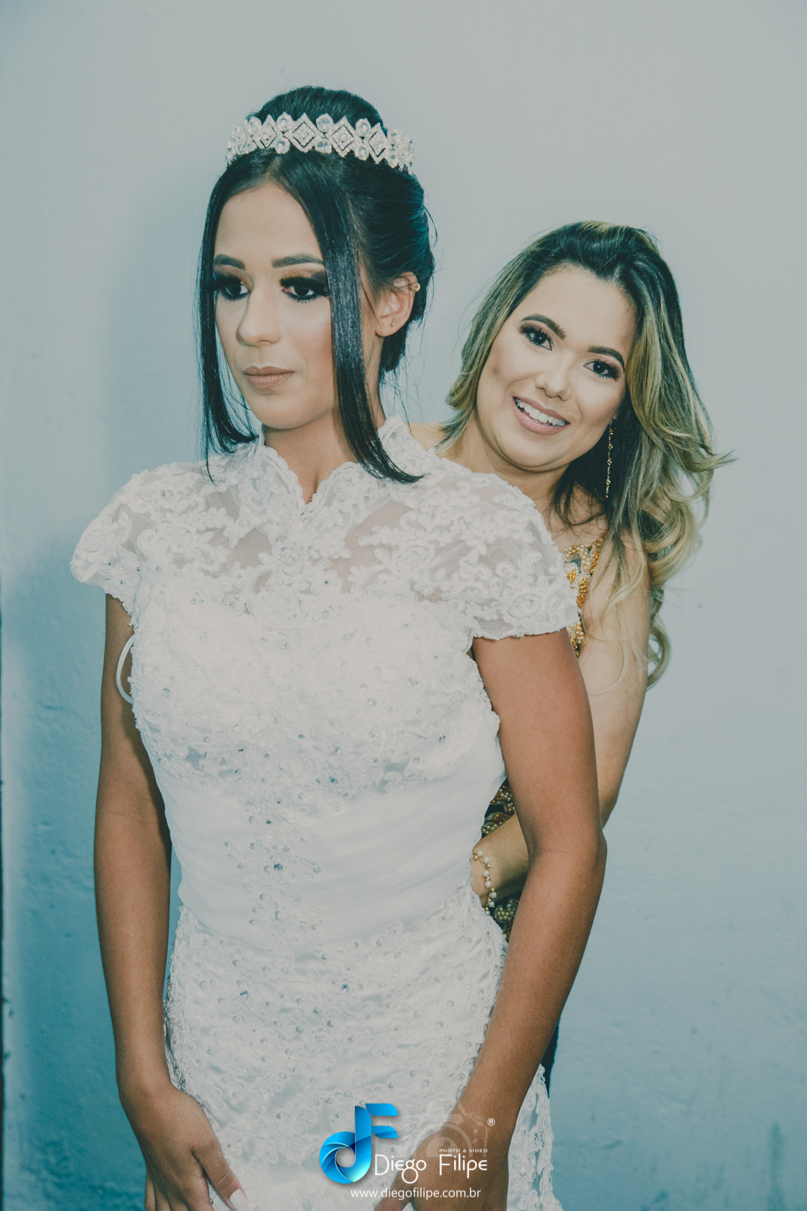 mãe amarrando o vestido