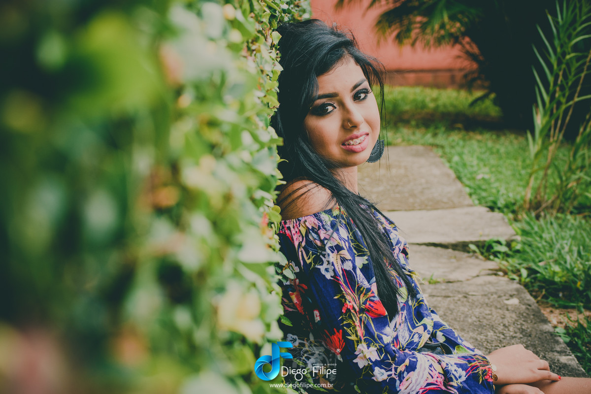 encostada na parede gramada