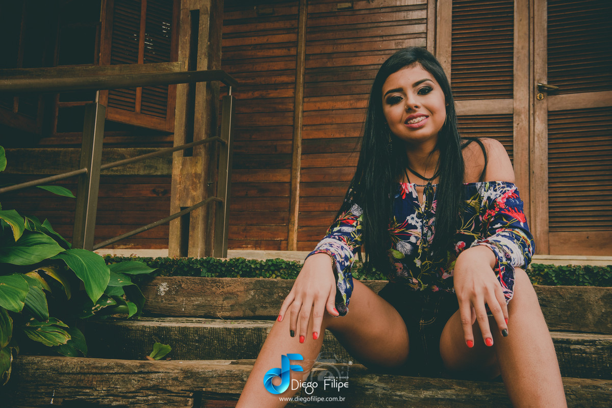 sentada com roupa colorida