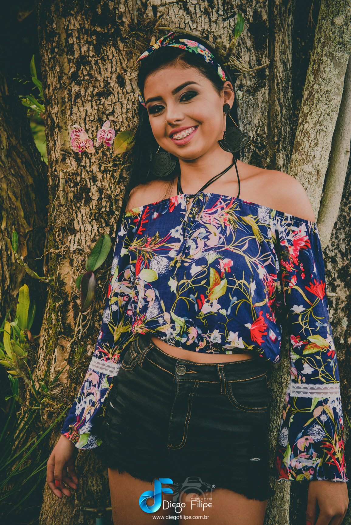 encostada na árvore