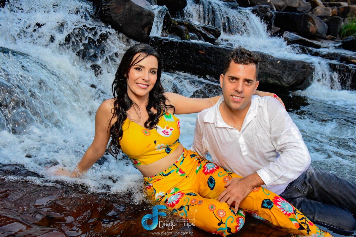 abraçando na cachoeira