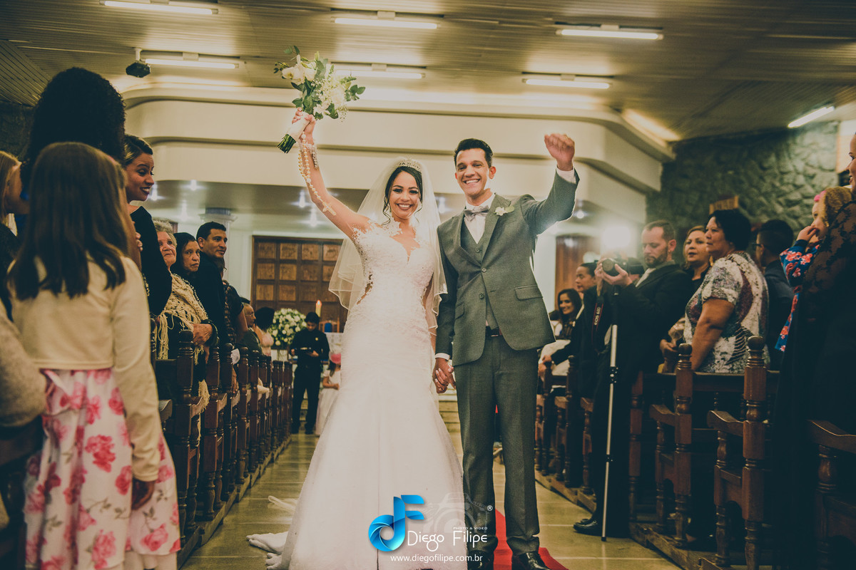 noivos vibrando de alegria