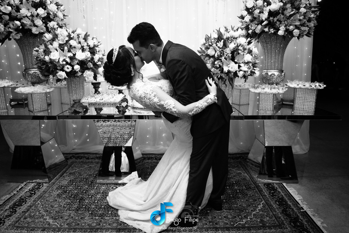 beijo na mesa do bolo